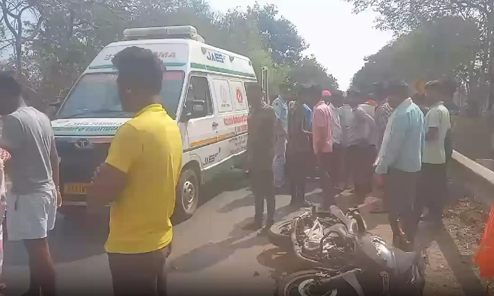 सड़क हादसे में तीन लोगों की जान चली गई सड़क हादसे में तीन लोगों की जान चली गई