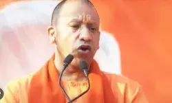 अयोध्या में सीएम योगी ने युवा उद्यमी विकास अभियान के तहत उद्यमियों को ऋण वितरित किया