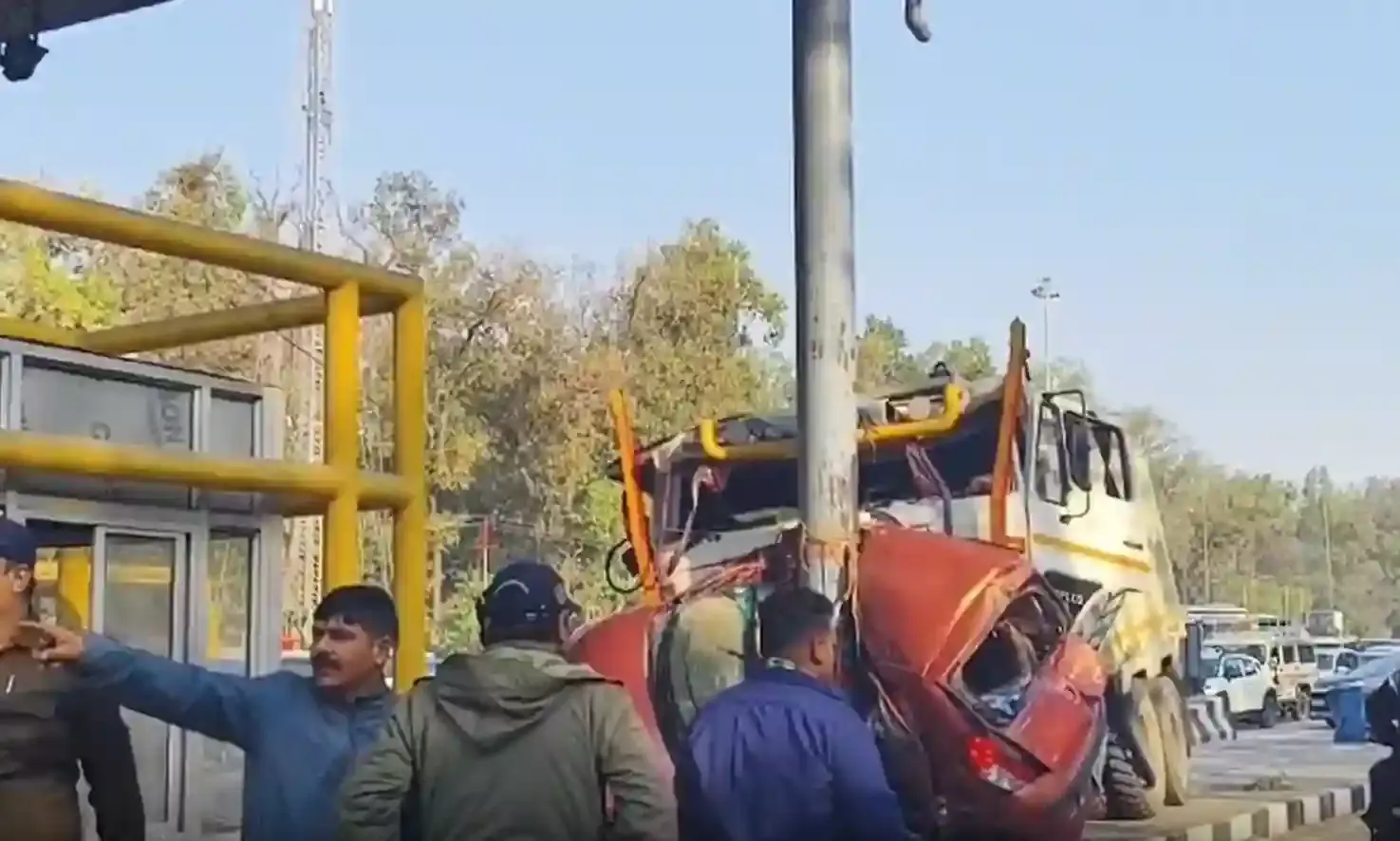 उत्तराखंड : लच्छीवाला टोल प्लाजा पर डंपर के ब्रेक फेल होने से भीषण सड़क हादसा, 2 की मौत उत्तराखंड : लच्छीवाला टोल प्लाजा पर डंपर के ब्रेक फेल होने से भीषण सड़क हादसा, 2 की मौत