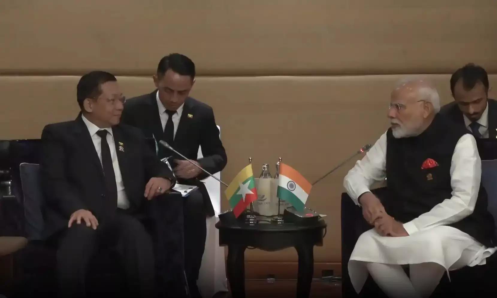 पीएम मोदी ने म्यांमार के वरिष्ठ जनरल के साथ की द्विपक्षीय बैठक