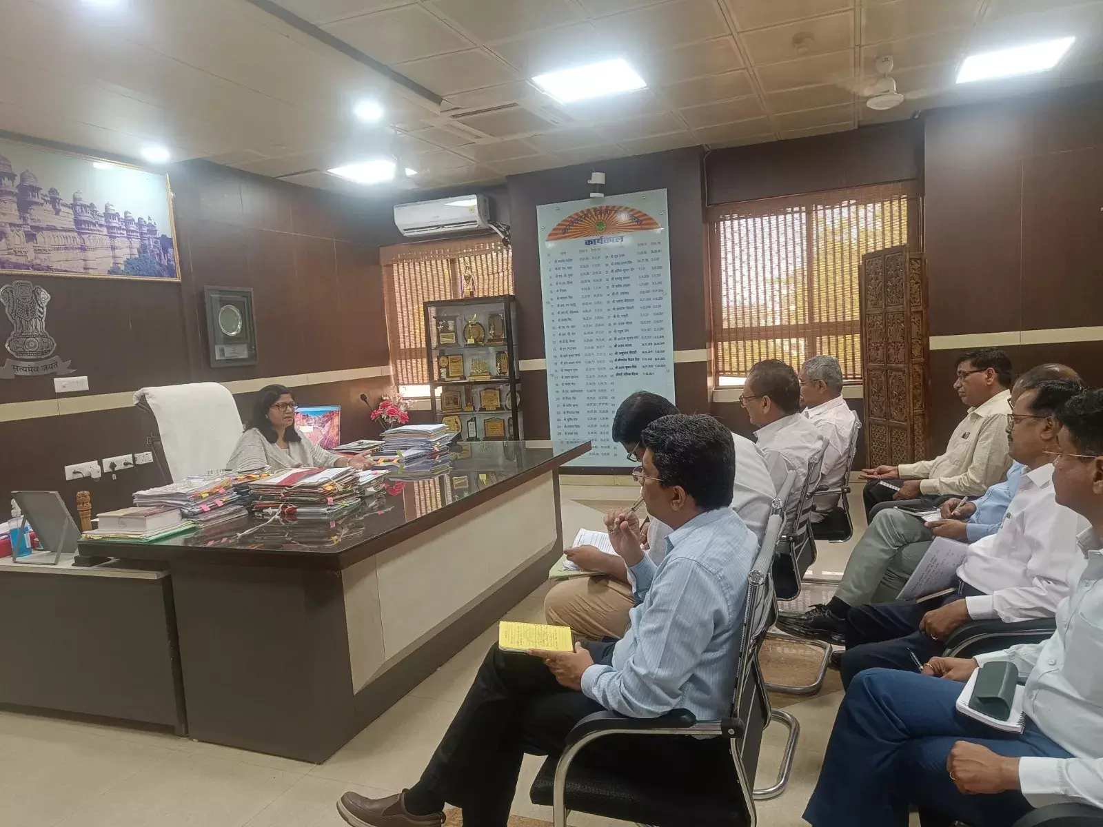 ग्वालियर- प्रधानमंत्री नरेन्द्र मोदी की 11 अप्रैल को प्रस्तावित यात्रा को लेकर कलेक्टर ने की अधिकारियों के साथ बैठक