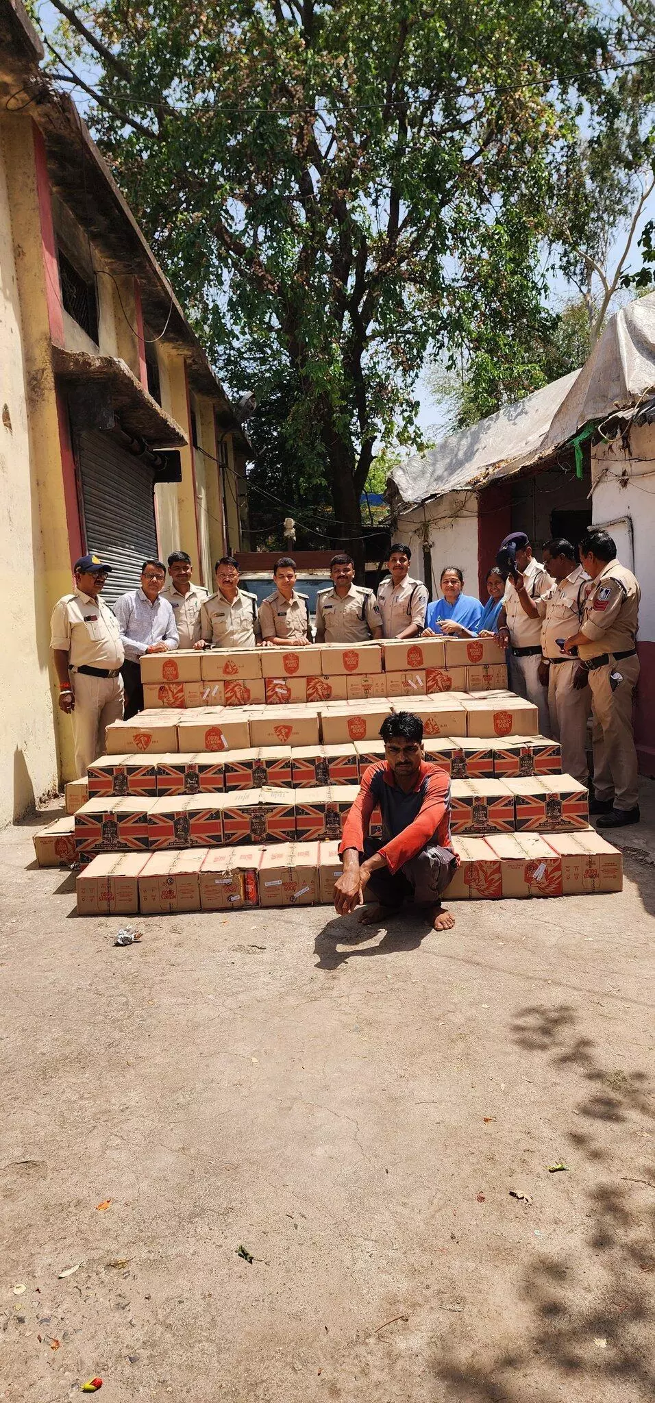 झाबुआ आबकारी विभाग ने ग्राम आम्बा से 5.50 लाख रुपये से अधिक की अवैध शराब की जप्त झाबुआ आबकारी विभाग ने ग्राम आम्बा से 5.50 लाख रुपये से अधिक की अवैध शराब की जप्त