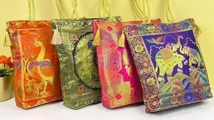 फैशन को नया मोड़ दे रहे हैं कढ़ाई वाले कपड़े के हैंडबैग, जानिए उनके बारे में फैशन को नया मोड़ दे रहे हैं कढ़ाई वाले कपड़े के हैंडबैग, जानिए उनके बारे में
