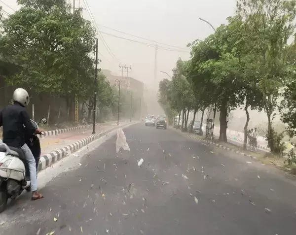 जम्मू: तेज़ हवाओं और तूफ़ान से जनजीवन अस्त-व्यस्त