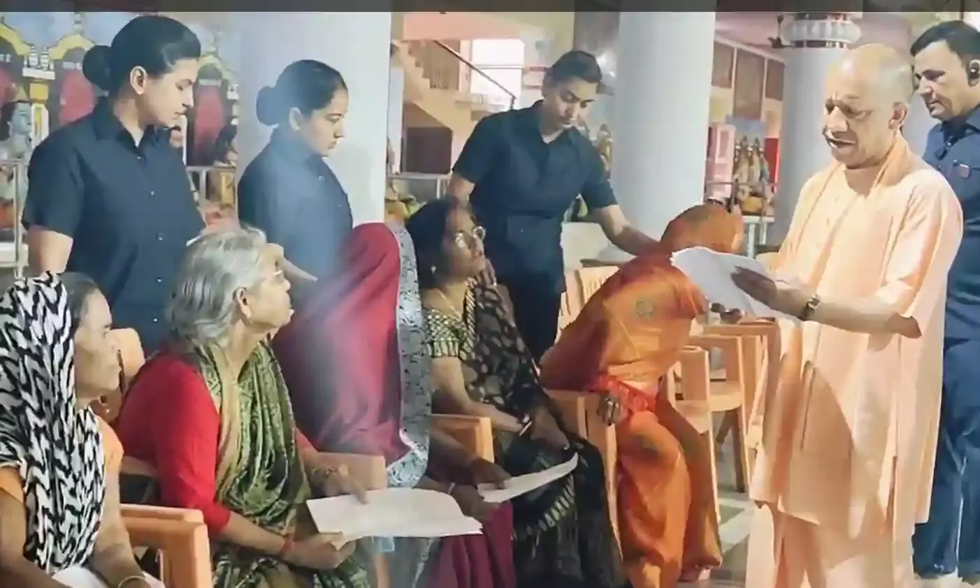 गोरखपुर में मुख्यमंत्री योगी आदित्यनाथ ने गोरखनाथ मंदिर में आयोजित जनता दर्शन में लोगों की समस्याओं को सुना