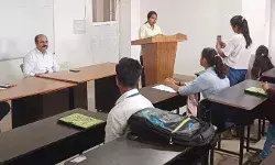 рд╡рд┐рджреНрдпрд╛рд░реНрдерд┐рдпреЛрдВ рдХреЗ рд╡реНрдпрдХреНрддрд┐рддреНрд╡ рд╡рд┐рдХрд╛рд╕ рдХреЗ рд▓рд┐рдП рдкрддреНрд░рдХрд╛рд░рд┐рддрд╛ рд╡рд┐рднрд╛рдЧ рдореЗрдВ рдХрд╛рд░реНрдпрд╢рд╛рд▓рд╛ рд╡рд┐рджреНрдпрд╛рд░реНрдерд┐рдпреЛрдВ рдХреЗ рд╡реНрдпрдХреНрддрд┐рддреНрд╡ рд╡рд┐рдХрд╛рд╕ рдХреЗ рд▓рд┐рдП рдкрддреНрд░рдХрд╛рд░рд┐рддрд╛ рд╡рд┐рднрд╛рдЧ рдореЗрдВ рдХрд╛рд░реНрдпрд╢рд╛рд▓рд╛