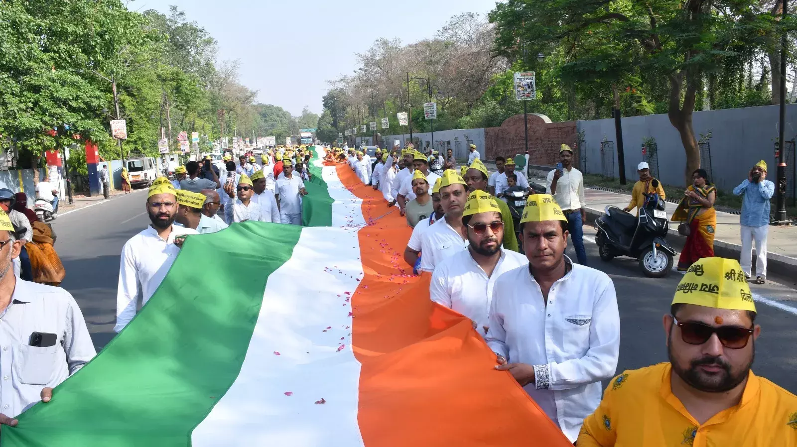 जैन धर्म स्थल तीर्थ बचाने के संदेश के साथ इटावा पहुंची नेमि गिरनार यात्रा