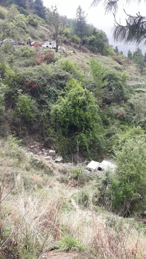 ओवरलोड बोलेरो खाई में गिरी, एक महिला की मौत, 25 घायल