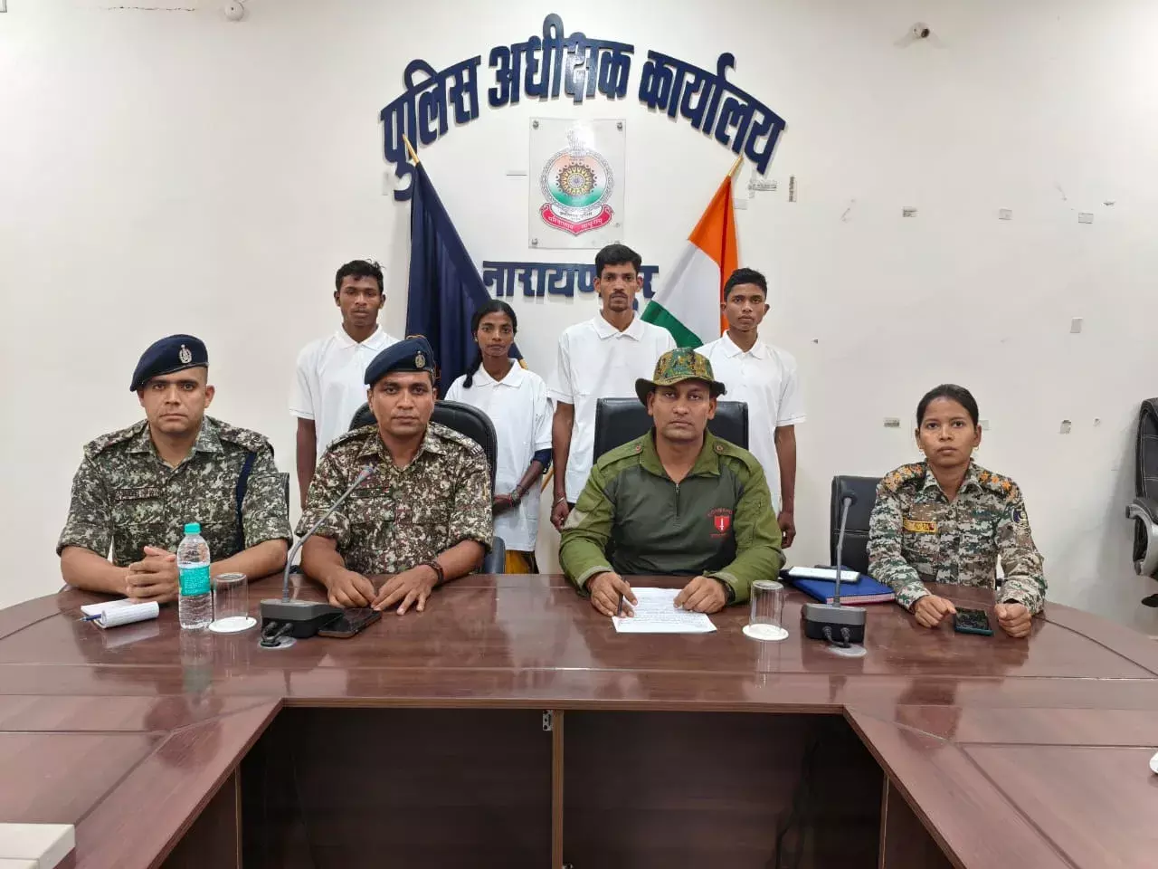 नारायणपुर में 10 लाख के इनामी 4 नक्सलियों ने किया आत्मसमर्पण