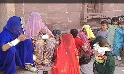 दस्तावेजों और वीजा अवधि को बढ़ाने को लेकर जोधपुर के विदेशी पंजीयन कार्यालय पहुंच रहे पाकिस्तानी नागरिक दस्तावेजों और वीजा अवधि को बढ़ाने को लेकर जोधपुर के विदेशी पंजीयन कार्यालय पहुंच रहे पाकिस्तानी नागरिक