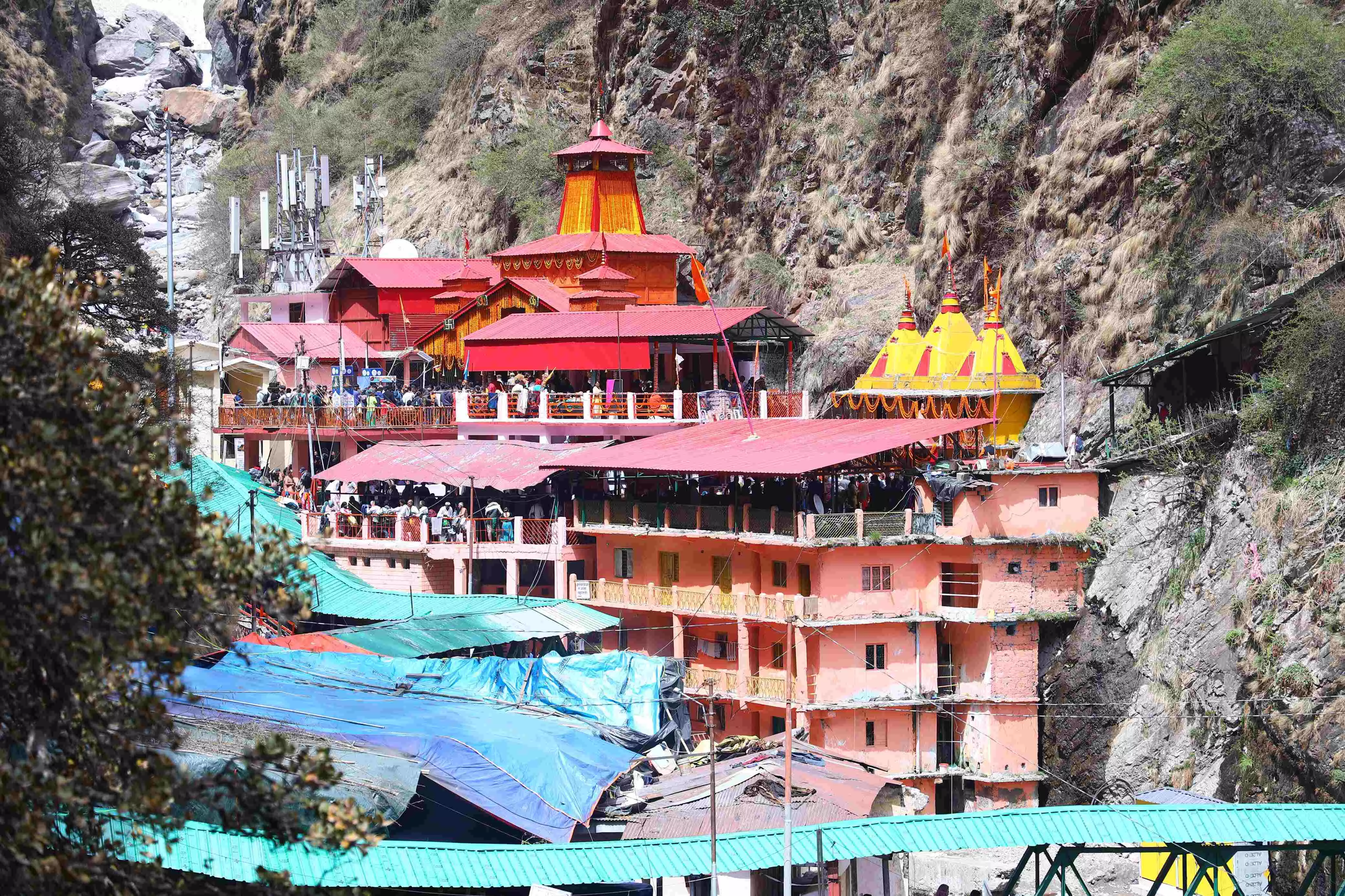 गंगोत्री और यमुनोत्री धाम में पहले ही दिन सत्रह हजार से अधिक श्रद्धालुओं ने दर्शन किये गंगोत्री और यमुनोत्री धाम में पहले ही दिन सत्रह हजार से अधिक श्रद्धालुओं ने दर्शन किये