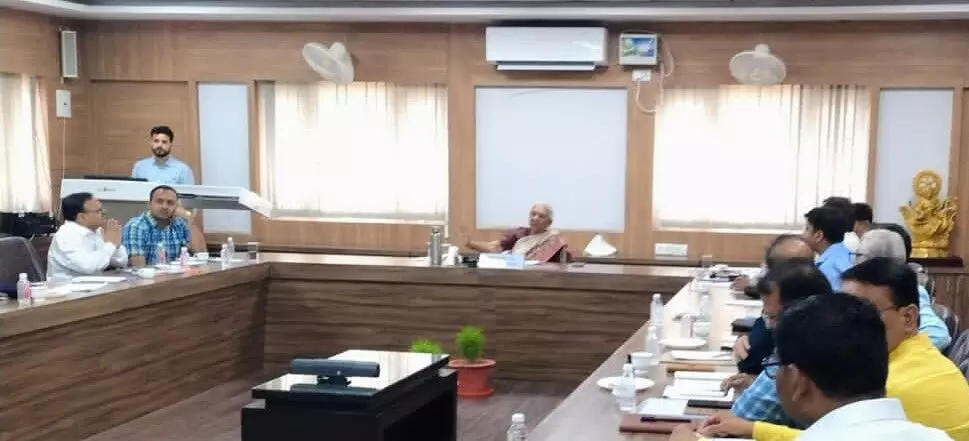राज्यपाल ने अवध विवि में चल रही परियोजनाओं को लेकर अधिकारियों के साथ की समीक्षा बैठक राज्यपाल ने अवध विवि में चल रही परियोजनाओं को लेकर अधिकारियों के साथ की समीक्षा बैठक