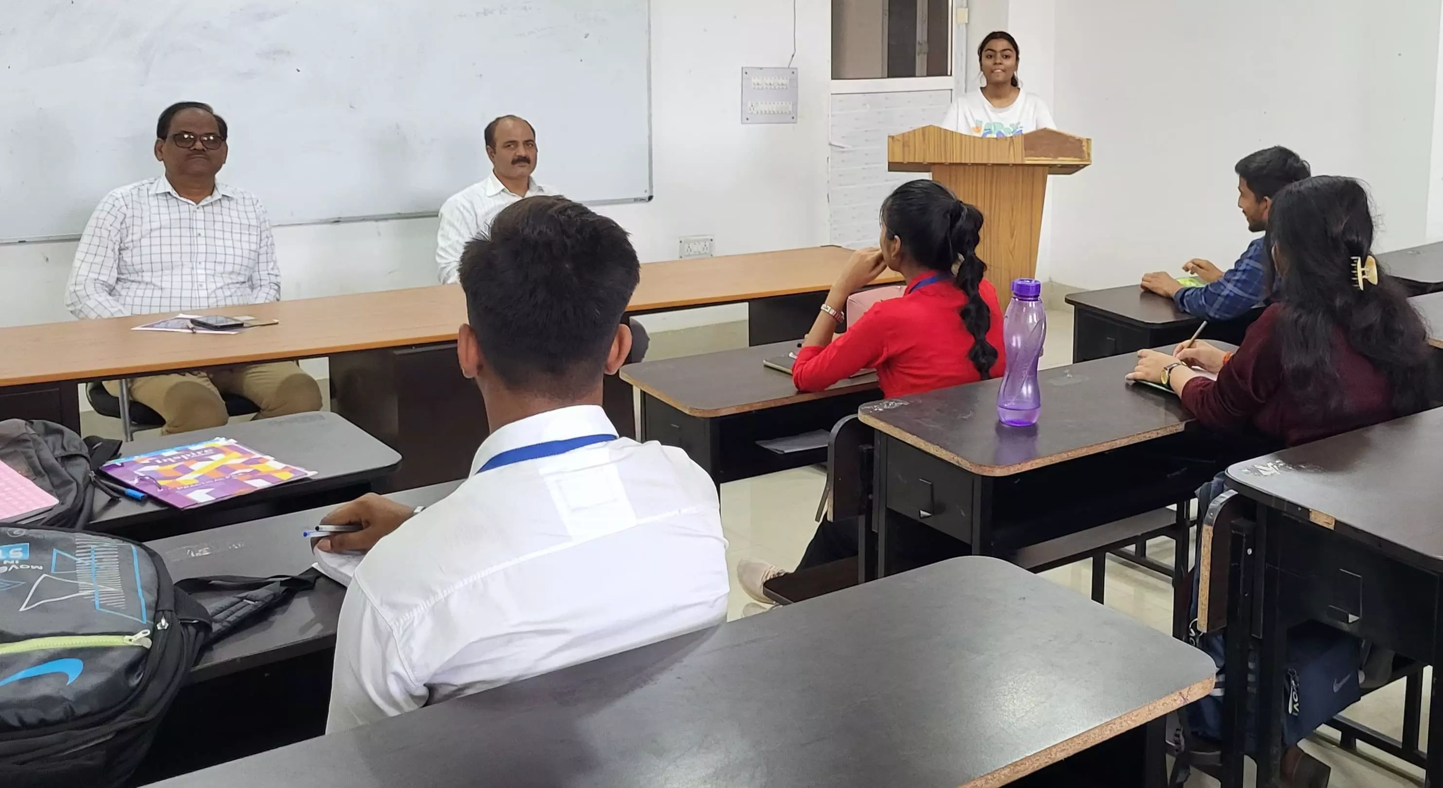 प्रेस की स्वतंत्रता संविधान के मूल अधिकारों मेंः डाॅ0 चतुर्वेदी प्रेस की स्वतंत्रता संविधान के मूल अधिकारों मेंः डाॅ0 चतुर्वेदी