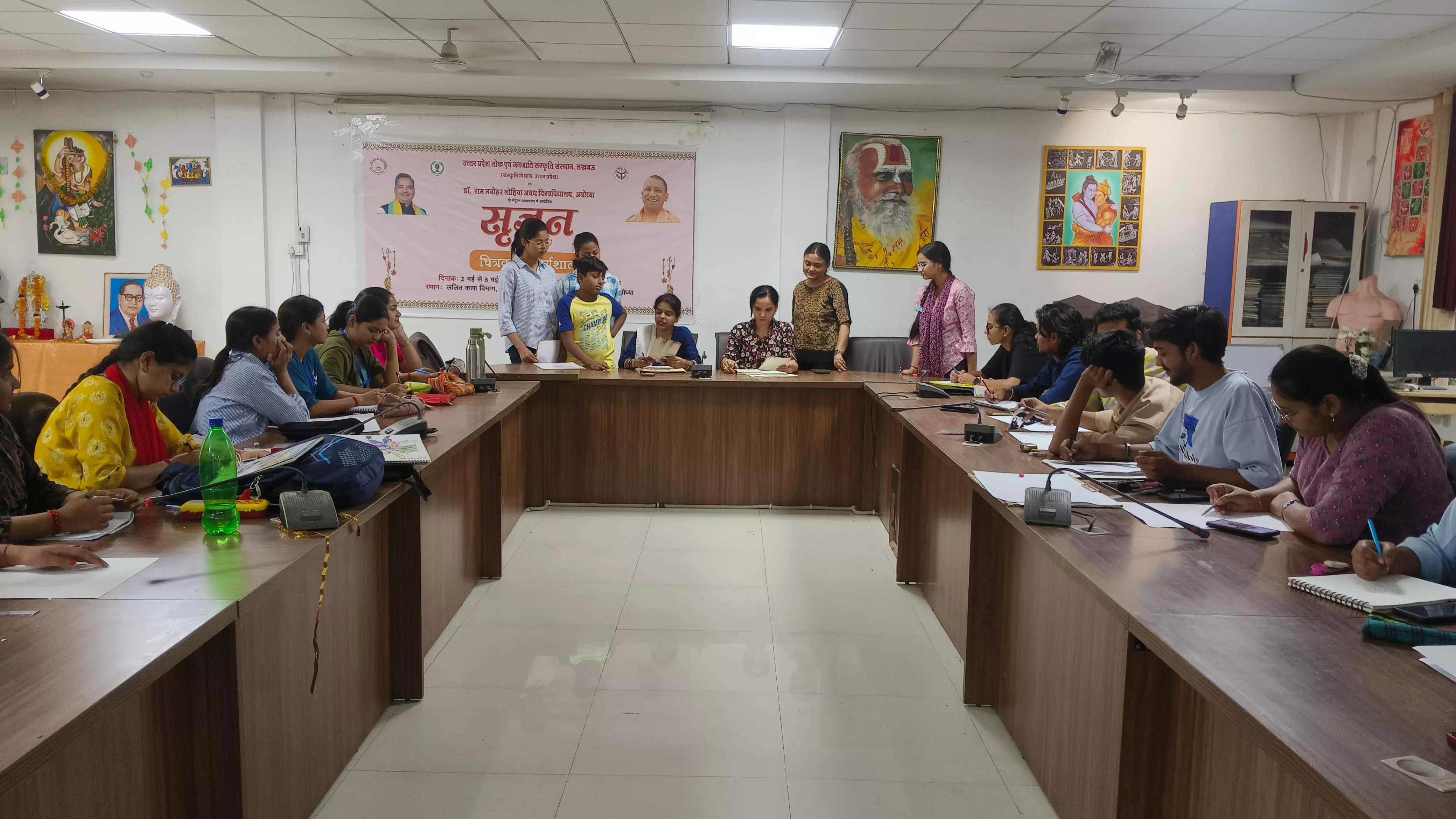दूसरे दिन प्रतिभागियों ने अवध की लोक कला को उकेरा दूसरे दिन प्रतिभागियों ने अवध की लोक कला को उकेरा