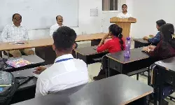 प्रेस की स्वतंत्रता संविधान के मूल अधिकारों मेंः डाॅ0 चतुर्वेदी