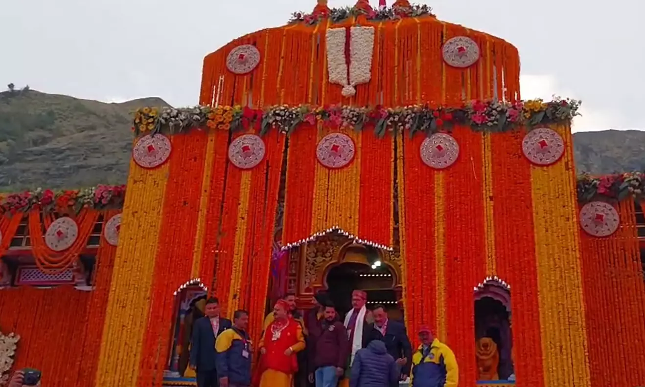 बद्रीनाथ धाम में कपाट खुलते ही उमड़ा श्रद्धालुओं का सैलाब बद्रीनाथ धाम में कपाट खुलते ही उमड़ा श्रद्धालुओं का सैलाब