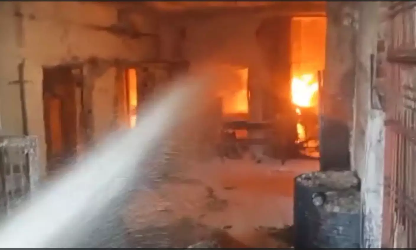 सरोजनी नगर के गंगा नगर इलाके में एक फैक्ट्री में भीषण आग लग गई सरोजनी नगर के गंगा नगर इलाके में एक फैक्ट्री में भीषण आग लग गई