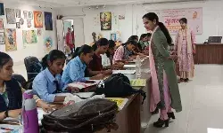 प्रतिभागियों ने चित्रों में रंग भरकर आकर्षक स्वरूप दिया प्रतिभागियों ने चित्रों में रंग भरकर आकर्षक स्वरूप दिया