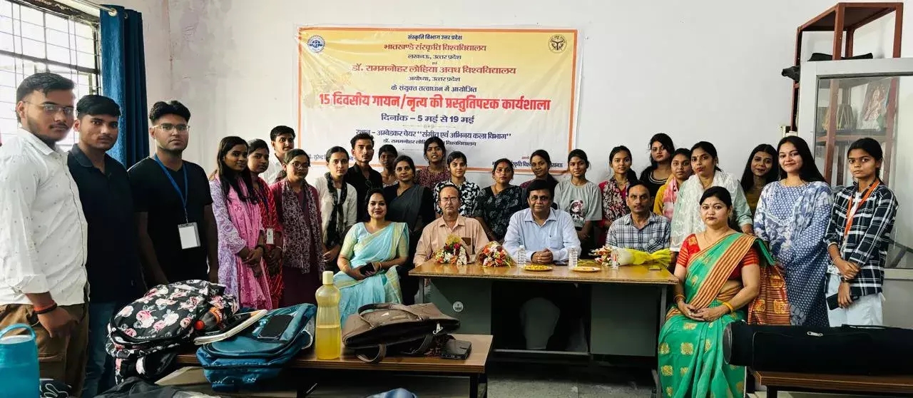 संगीत हमे अध्यात्म व प्रकृति से जोड़ता हैः प्रो0 आशुतोष सिन्हा संगीत हमे अध्यात्म व प्रकृति से जोड़ता हैः प्रो0 आशुतोष सिन्हा