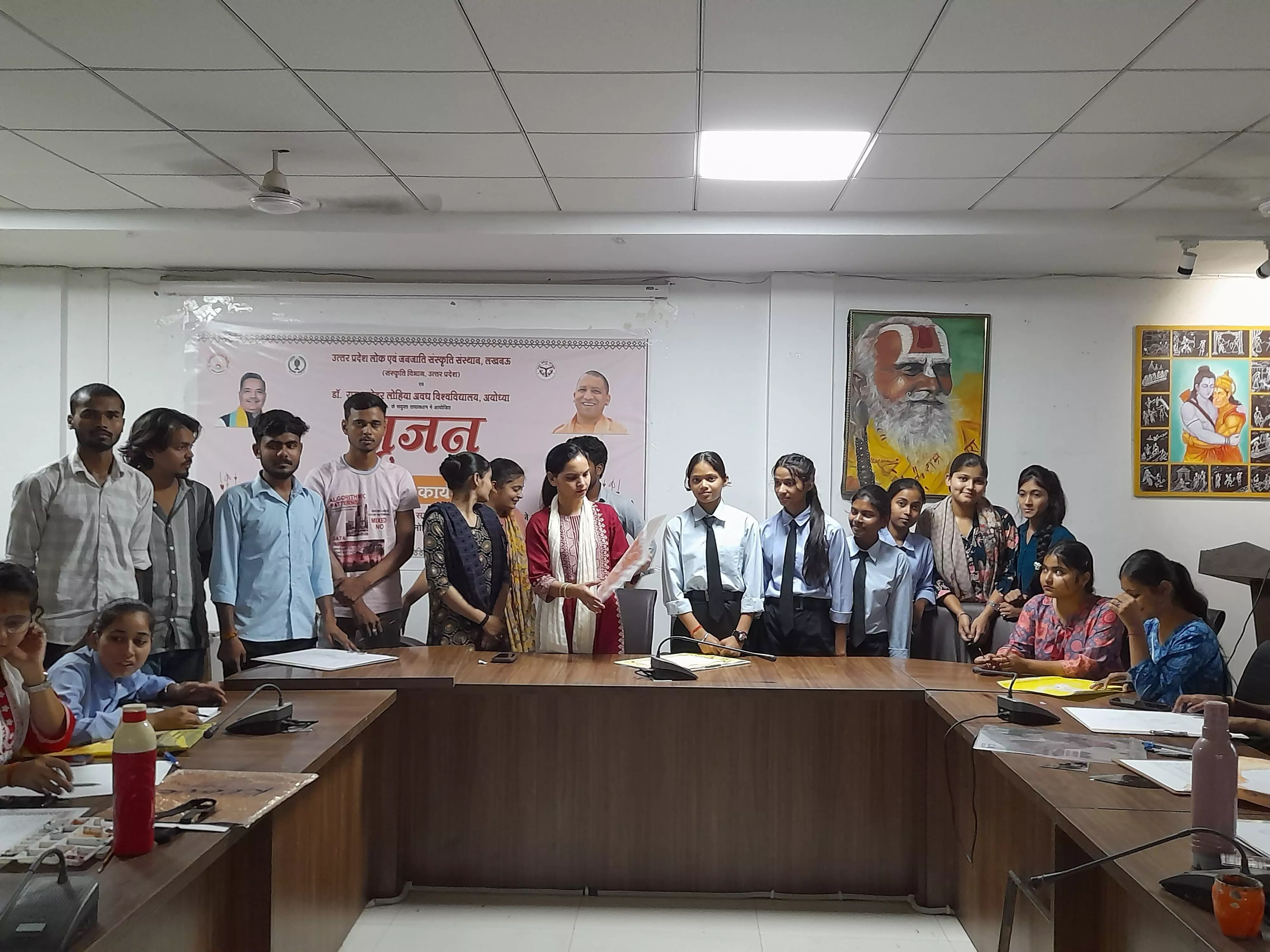 प्रतिभागी लोक कला में प्रयोग होने वाले प्रतीक चिन्हों से रूबरू हुए प्रतिभागी लोक कला में प्रयोग होने वाले प्रतीक चिन्हों से रूबरू हुए