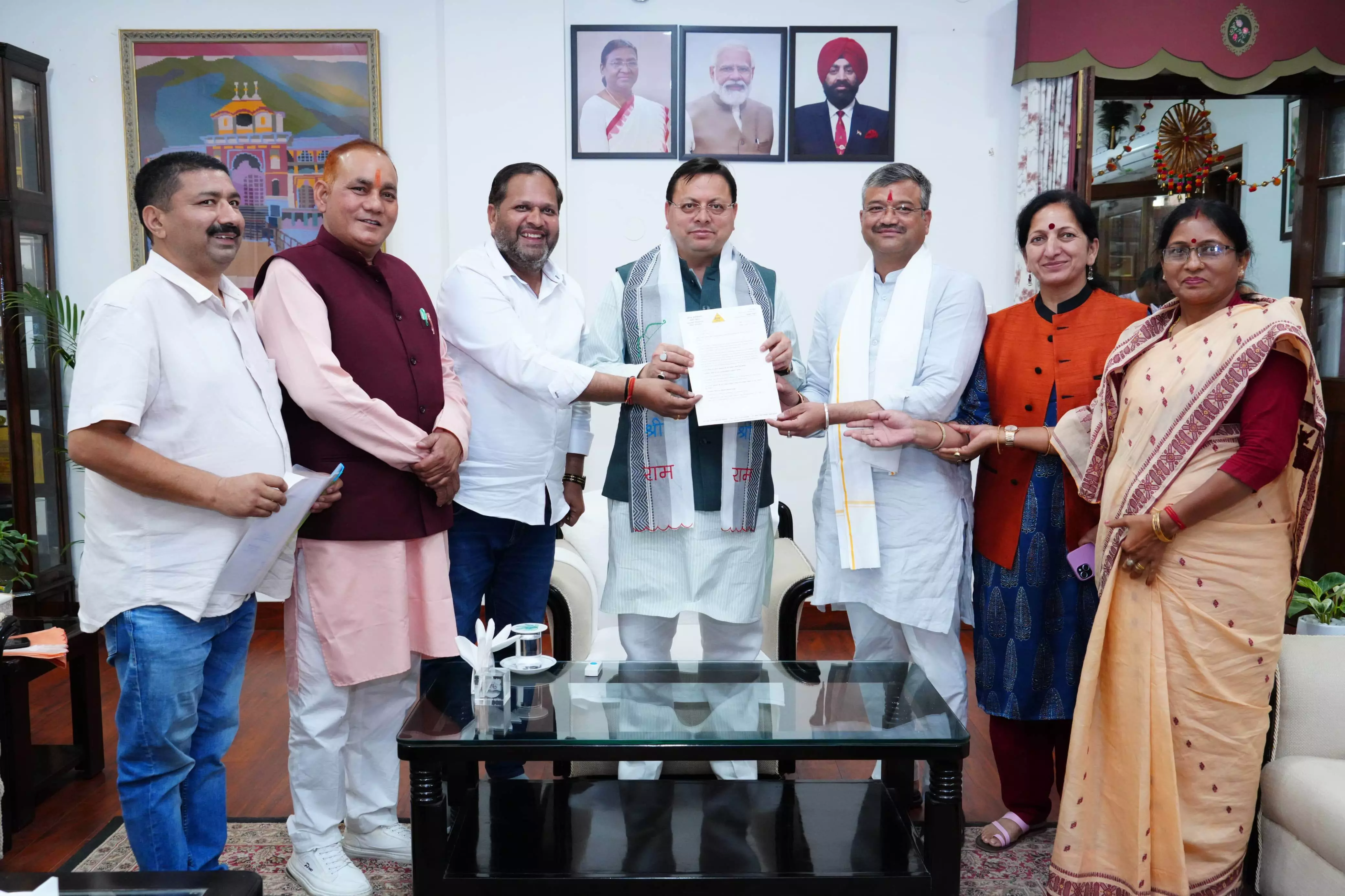 मुख्यमंत्री पुष्कर सिंह धामी से स्थानीय निकाय के जनप्रतिनिधियों ने मुलाकात की मुख्यमंत्री पुष्कर सिंह धामी से स्थानीय निकाय के जनप्रतिनिधियों ने मुलाकात की