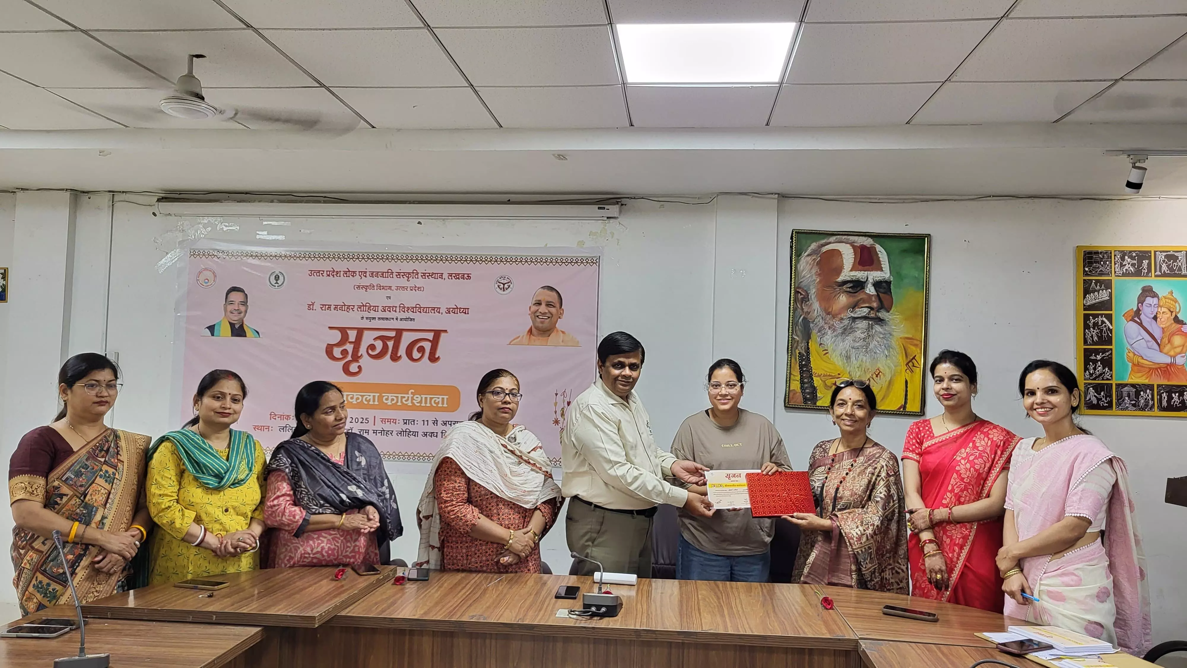 अभिव्यक्ति का सशक्त माध्यम चित्रकलाः प्रो0 आशुुतोष सिन्हा अभिव्यक्ति का सशक्त माध्यम चित्रकलाः प्रो0 आशुुतोष सिन्हा