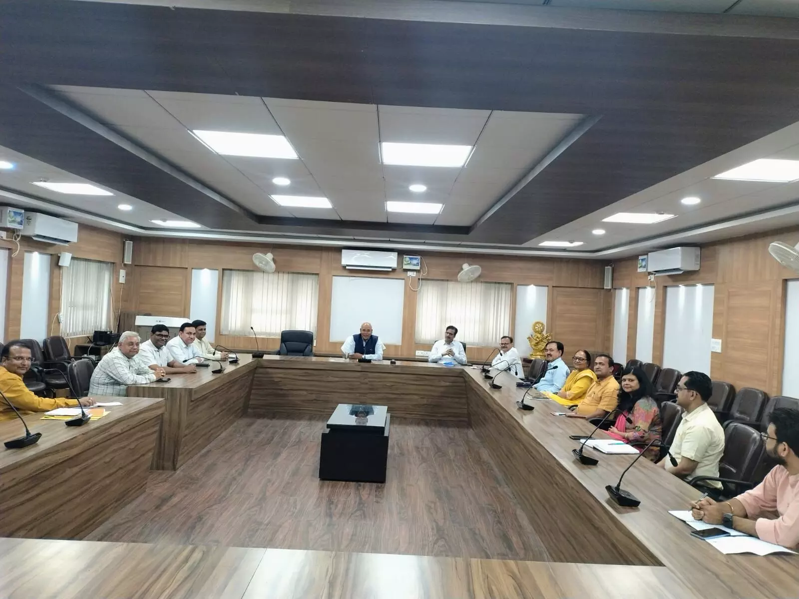 प्रो0 बिजेन्द्र सिंह को अवध विवि के कुलपति का अतिरिक्त प्रभार प्रो0 बिजेन्द्र सिंह को अवध विवि के कुलपति का अतिरिक्त प्रभार