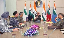 रक्षा मंत्री की तीनों सेनाध्यक्षों और सीडीएस के साथ बैठक