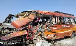 शाजापुर- यात्री बस और डंपर के बीच जोरदार टक्कर, 20 फीट गहरी खाई में गिरी बस