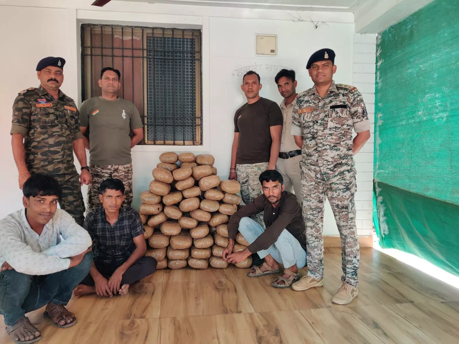 1 क्विंटल गांजे के साथ 3 अंतर्राज्यीय तस्कर गिरफ्तार 1 क्विंटल गांजे के साथ 3 अंतर्राज्यीय तस्कर गिरफ्तार