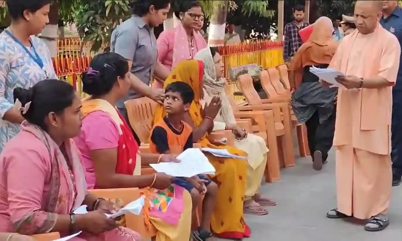 गोरखपुर में सीएम योगी ने जनता दरबार में लोगों की सुनीं समस्याएं