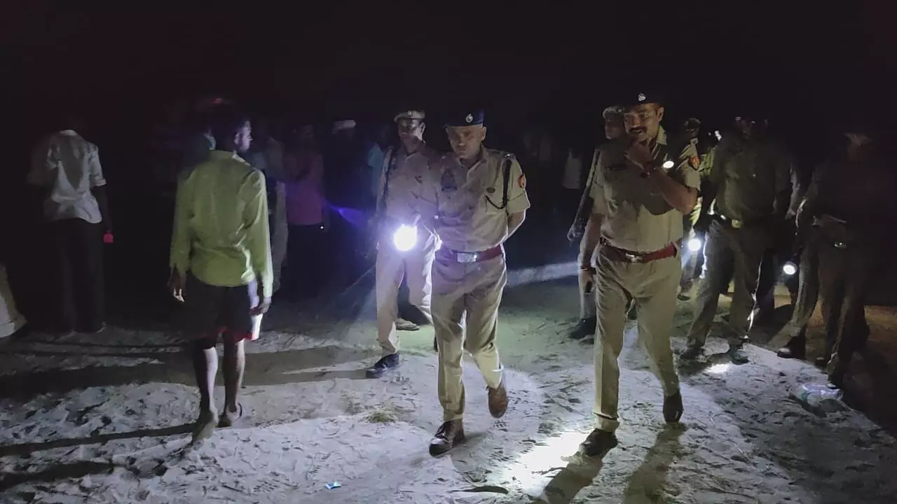 हरदोई में हादसा : रामगंगा नदी पार करते वक्त पलटी नाव, तीन बच्चे लापता हरदोई में हादसा : रामगंगा नदी पार करते वक्त पलटी नाव, तीन बच्चे लापता