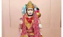 प्रथम बड़े मंगल के अवसर पर आज राजधानी लखनऊ समेत प्रदेश के सभी श्री हनुमान मंदिरों में श्रद्धालु सुबह से ही पूजन अर्चन के लिए पहुंच रहे हैं