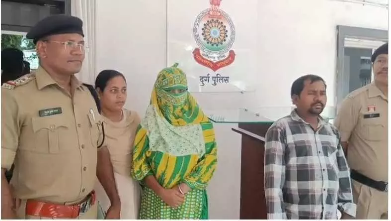 दुर्ग में अवैध तरीके से रह रही बांग्लादेशी महिला को पुलिस ने किया गिरफ्तार दुर्ग में अवैध तरीके से रह रही बांग्लादेशी महिला को पुलिस ने किया गिरफ्तार