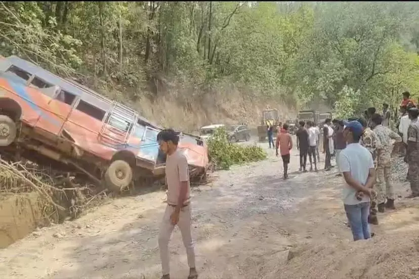 पहाड़ से गिरी बरातियों से भरी बस, 3 की मौत, 20 से ज्यादा लोग घायल पहाड़ से गिरी बरातियों से भरी बस, 3 की मौत, 20 से ज्यादा लोग घायल