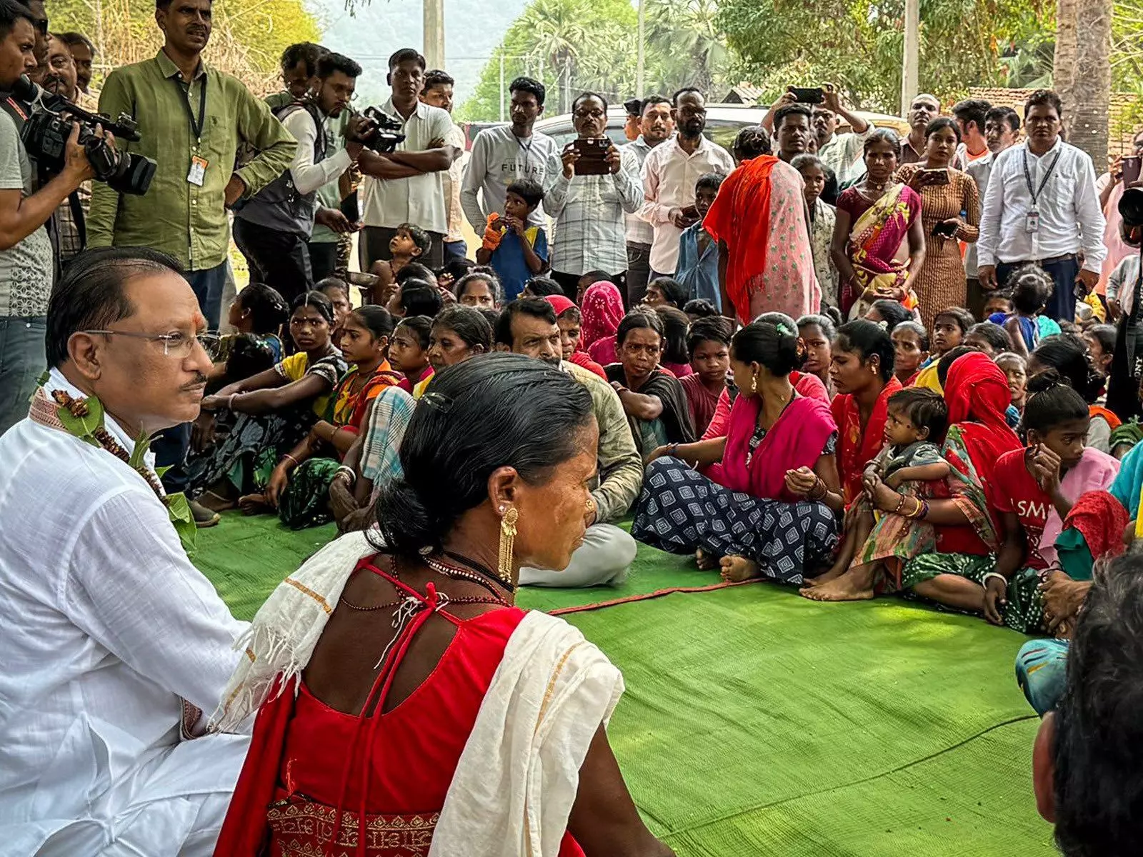 नक्सल प्रभावित गांव मुलेर पहुंचे मुख्यमंत्री, चौपाल लगाकर सुनीं समास्याएं नक्सल प्रभावित गांव मुलेर पहुंचे मुख्यमंत्री, चौपाल लगाकर सुनीं समास्याएं