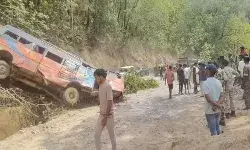 पहाड़ से गिरी बरातियों से भरी बस, 3 की मौत, 20 से ज्यादा लोग घायल