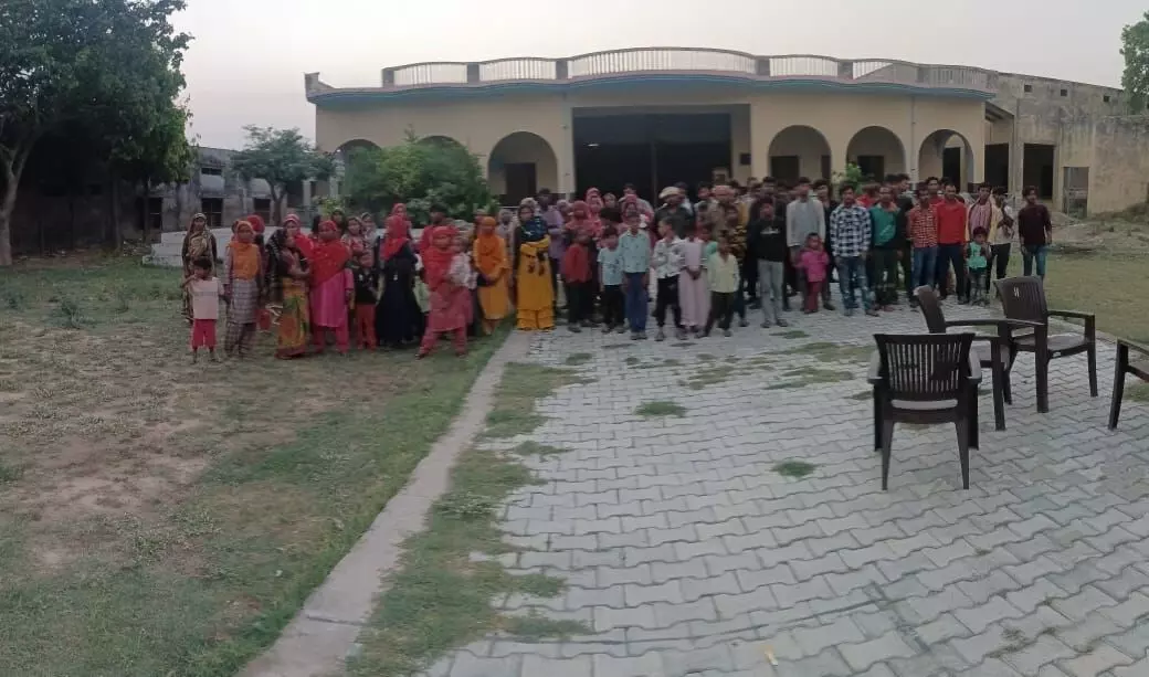 मथुरा में पुलिस ने अवैध रूप से रह रहे 90 बांग्लादेशियों को हिरासत में लिया, जांच जारी मथुरा में पुलिस ने अवैध रूप से रह रहे 90 बांग्लादेशियों को हिरासत में लिया, जांच जारी