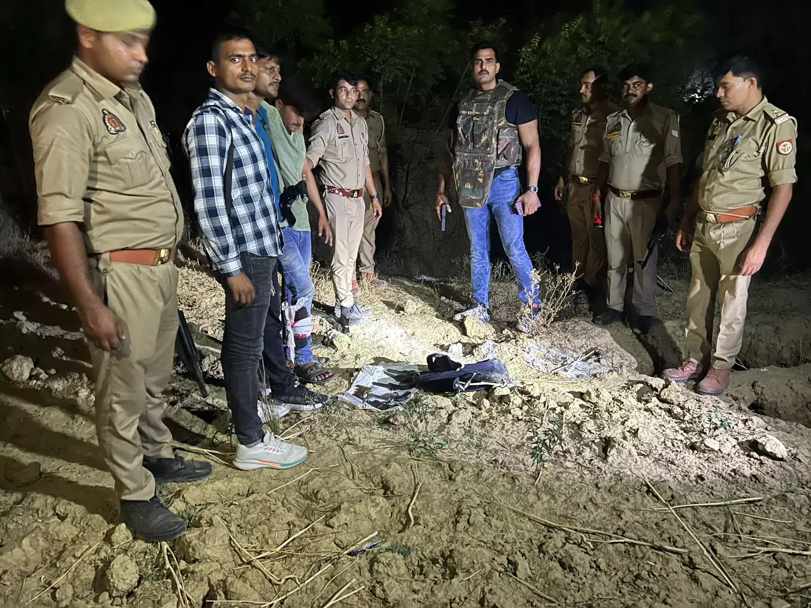 कौशांबी में पुलिस और गौतस्कर के बीच मुठभेड़, कुख्यात अबू तालिब गिरफ्तार, अवैध हथियार बरामद कौशांबी में पुलिस और गौतस्कर के बीच मुठभेड़, कुख्यात अबू तालिब गिरफ्तार, अवैध हथियार बरामद