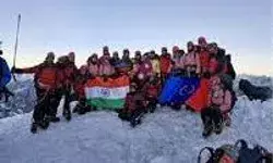एनसीसी कैडेटों ने रचा इतिहास, माउंट एवरेस्ट पर फहराया तिरंगा