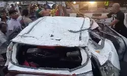 महाराष्ट्र में भीषण हादसा: नदी में गिरी कार, 5 लोगों की मौत महाराष्ट्र में भीषण हादसा: नदी में गिरी कार, 5 लोगों की मौत