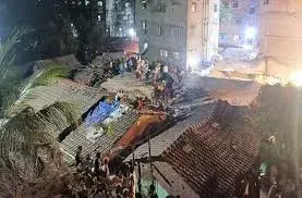 मुंबई के कल्याण में बिल्डिंग का स्लैब गिरा, 6 लोगों की मौत मुंबई के कल्याण में बिल्डिंग का स्लैब गिरा, 6 लोगों की मौत