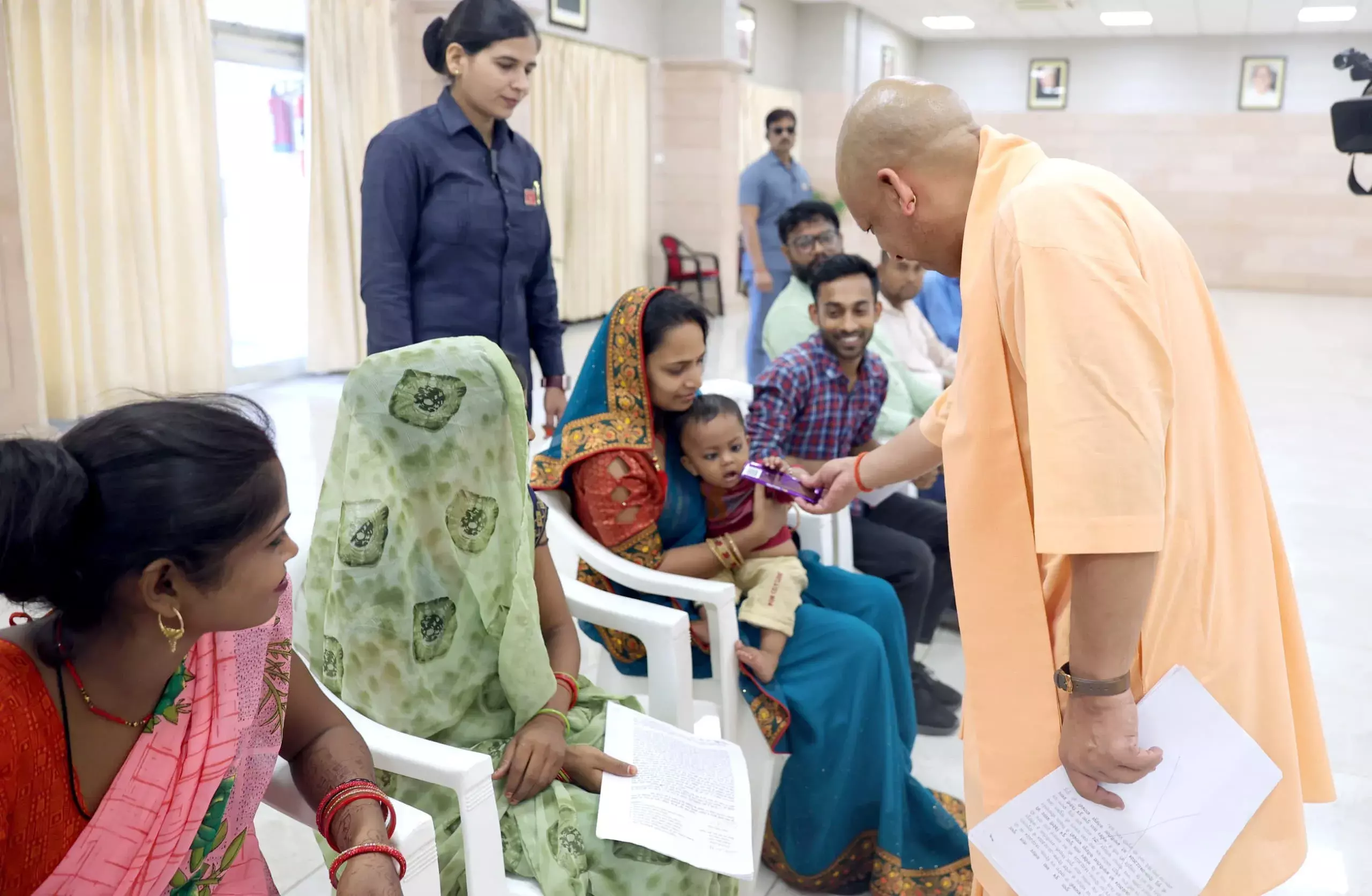 सीएम योगी ने सोमवार को लखनऊ में किया जनता दर्शन, प्रदेश भर से आए फरियादी