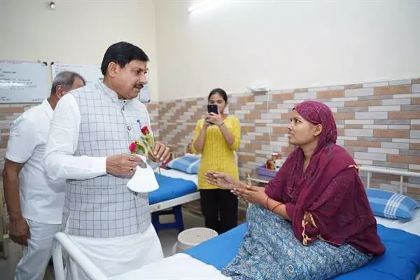 जबलपुर- कैंसर से पीड़ित मरीजों की नि:स्वार्थ भाव से की जा रही सेवा अनुकरणीय : मुख्यमंत्री डॉ. यादव जबलपुर- कैंसर से पीड़ित मरीजों की नि:स्वार्थ भाव से की जा रही सेवा अनुकरणीय : मुख्यमंत्री डॉ. यादव