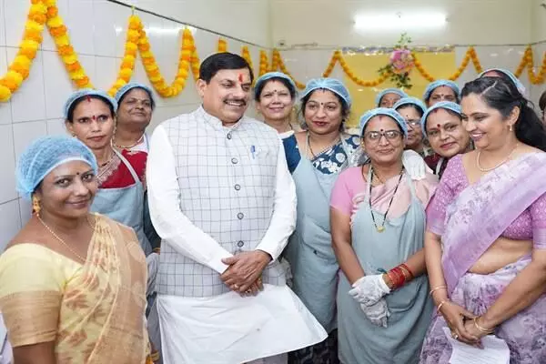 जबलपुर- लिज्जत के उत्पादों का लाजवाब स्वाद बहनों की मेहनत का परिणाम : मुख्यमंत्री डॉ. यादव जबलपुर- लिज्जत के उत्पादों का लाजवाब स्वाद बहनों की मेहनत का परिणाम : मुख्यमंत्री डॉ. यादव