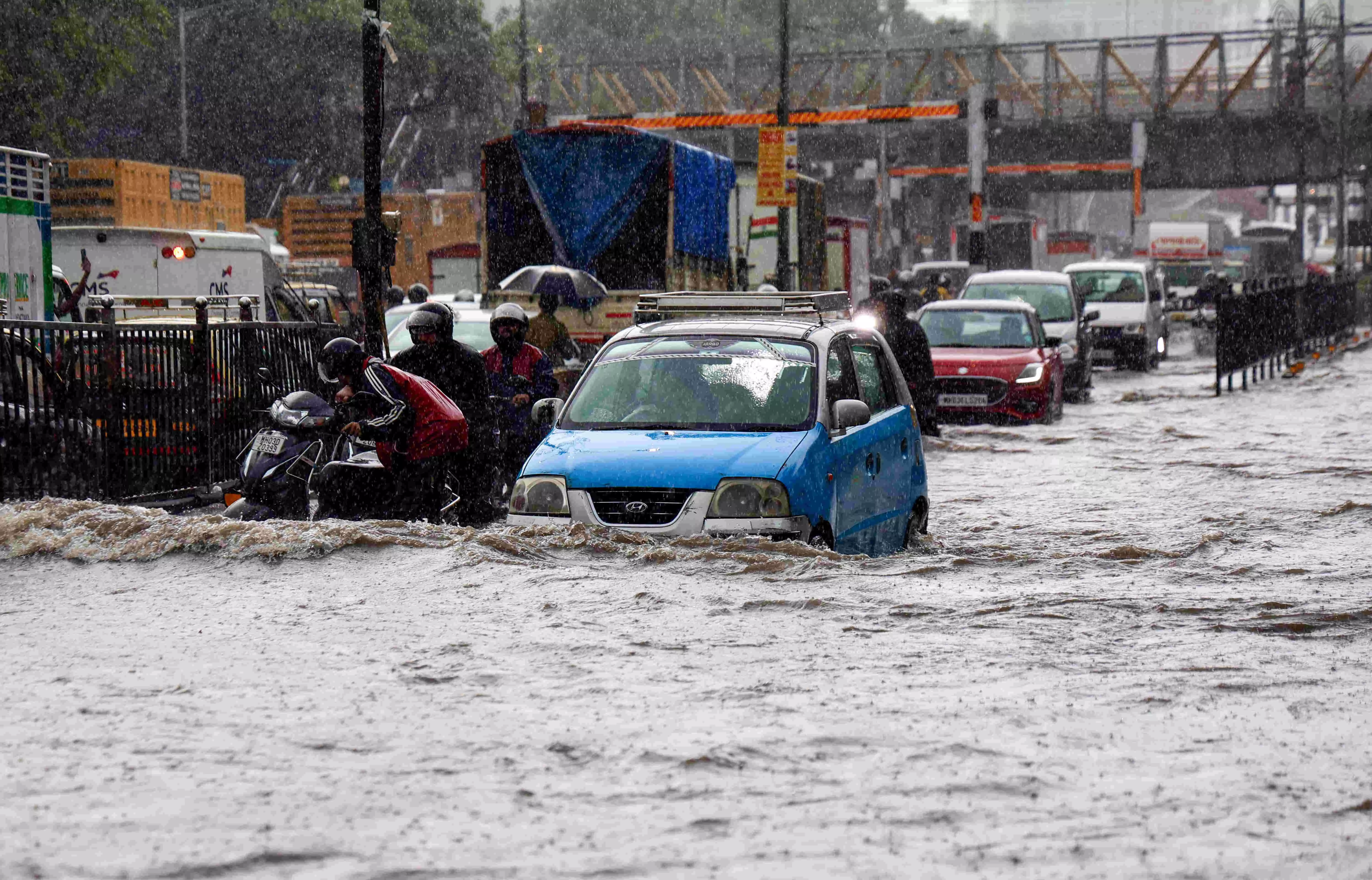 महाराष्ट्र: नहीं थम रही बारिश, बिजली गिरने से 3 लोगों की मौत, कई घायल महाराष्ट्र: नहीं थम रही बारिश, बिजली गिरने से 3 लोगों की मौत, कई घायल