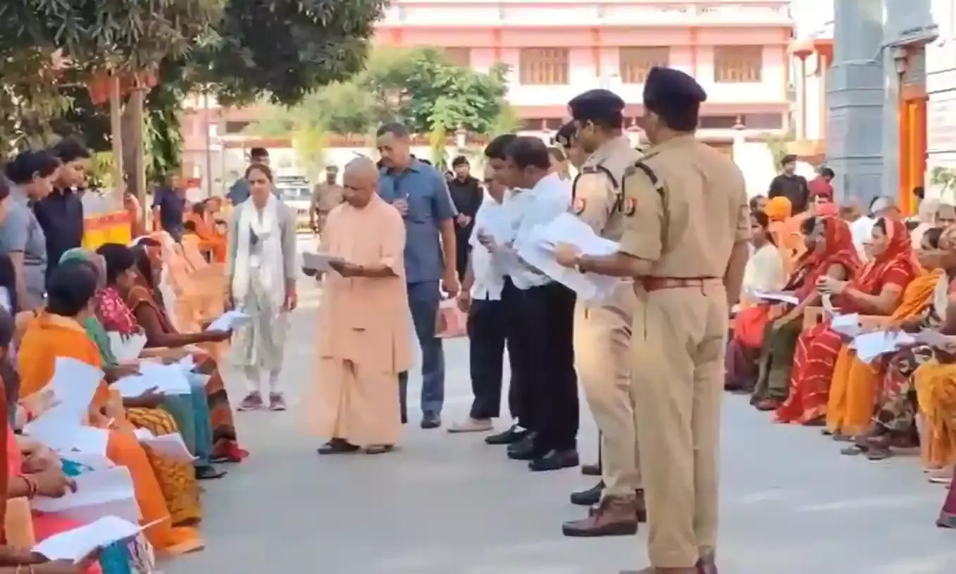 गोरखपुरः सीएम योगी ने गोरखनाथ मंदिर में जनता दर्शन में लोगों की सुनीं समस्याएं
