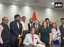 कांग्रेस सांसद शशि थरूर के नेतृत्व में पनामा पहुंचे भारतीय सर्वदलीय प्रतिनिधिमंडल ने संसद की अध्यक्ष डाना कास्टानेडा के साथ बैठक की कांग्रेस सांसद शशि थरूर के नेतृत्व में पनामा पहुंचे भारतीय सर्वदलीय प्रतिनिधिमंडल ने संसद की अध्यक्ष डाना कास्टानेडा के साथ बैठक की
