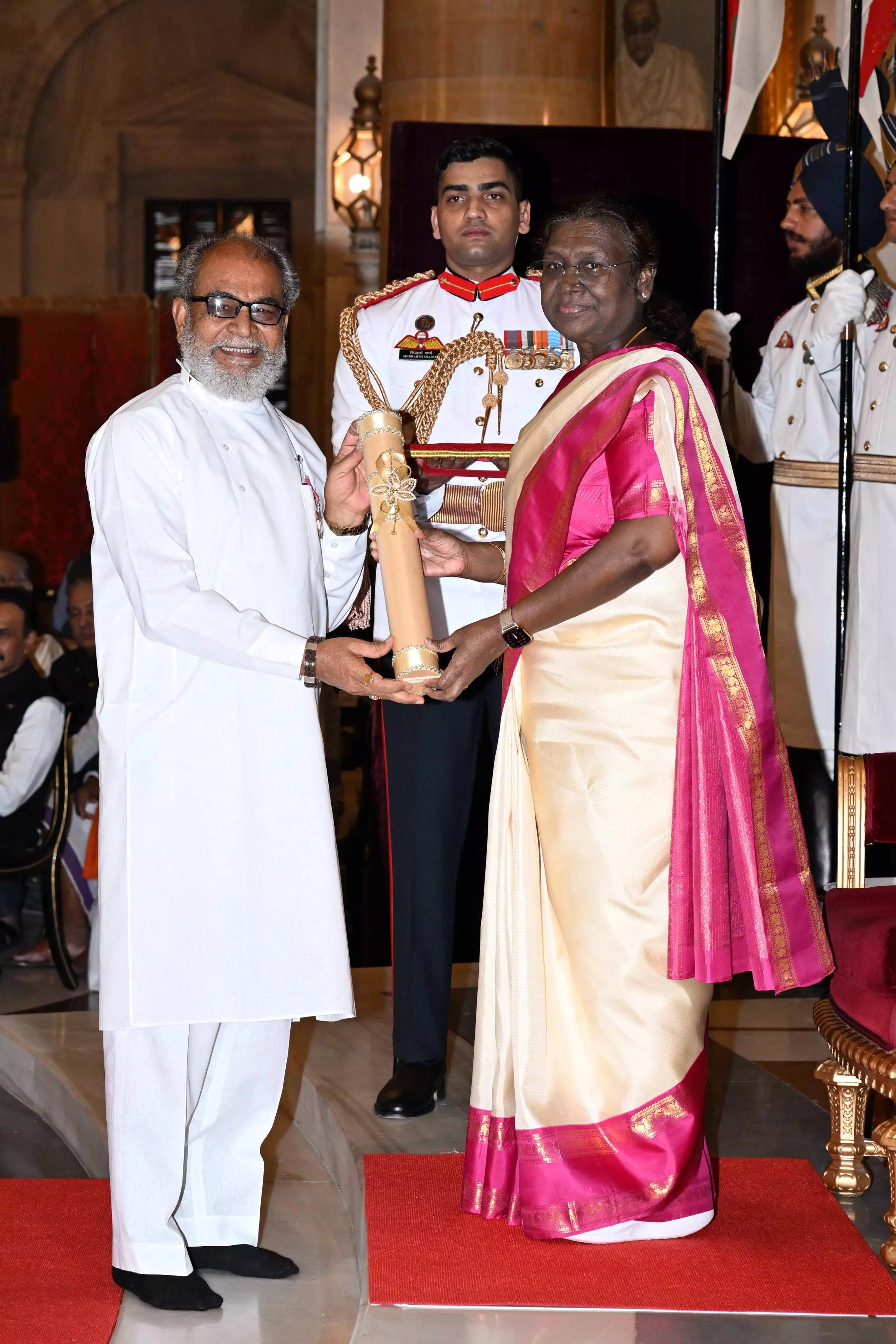 भोपाल- राष्ट्रपति द्रौपदी मुर्मु ने जगदीश जोशीला को साहित्य और शिक्षा के क्षेत्र में प्रदान किया पद्मश्री भोपाल- राष्ट्रपति द्रौपदी मुर्मु ने जगदीश जोशीला को साहित्य और शिक्षा के क्षेत्र में प्रदान किया पद्मश्री