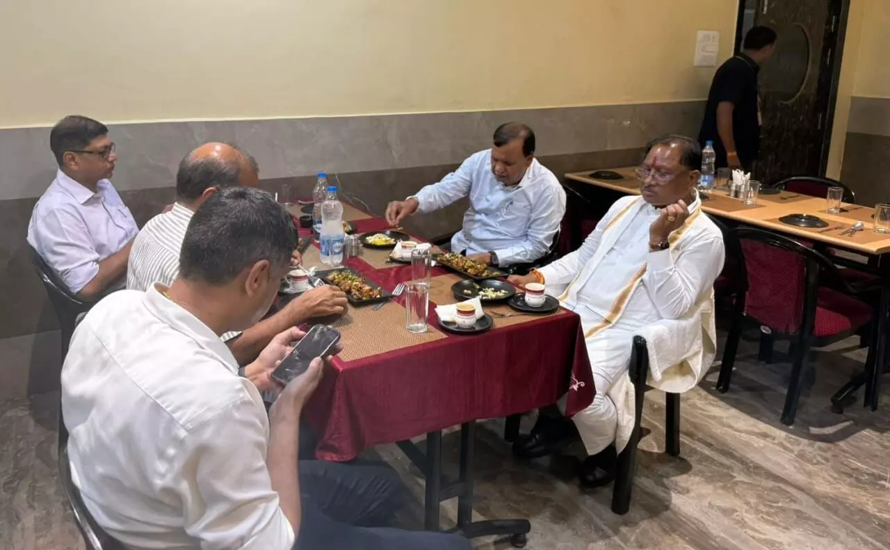 मुख्यमंत्री ने सिमगा में ढाबा में किया भोजन, स्थानीय लोगों से की आत्मीय बातचीत मुख्यमंत्री ने सिमगा में ढाबा में किया भोजन, स्थानीय लोगों से की आत्मीय बातचीत